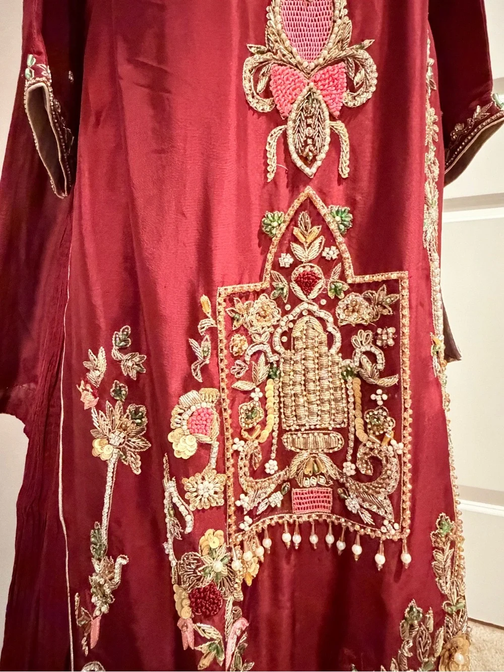 Embroidered Maroon Pakistani / Indian formal dress SIZE LARGE with Gold Zari - Picture 3 of 3